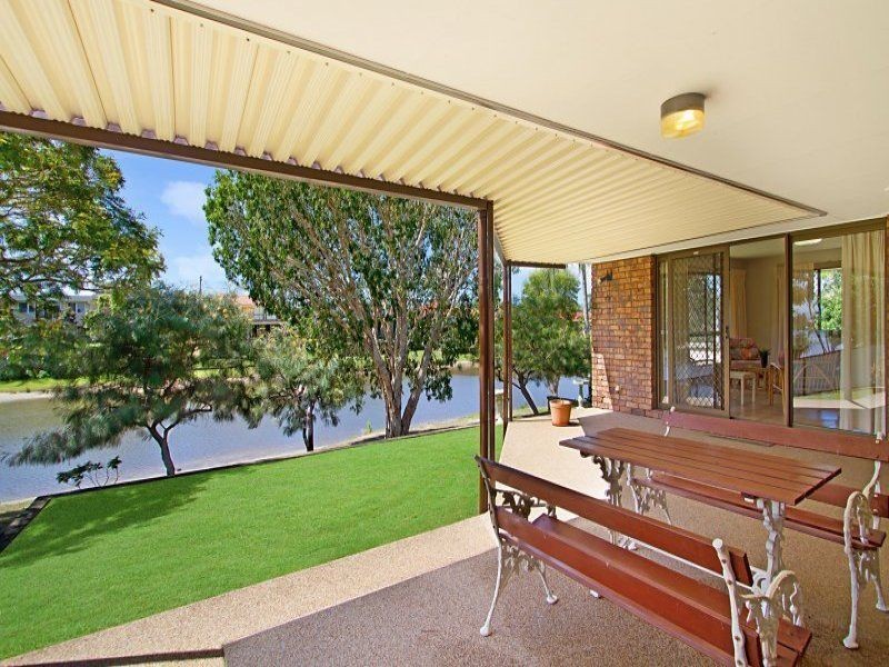 15 Kingfisher Crescent, Burleigh Waters QLD 4220