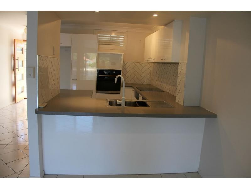 2/12 Sunbird Street, Burleigh Waters QLD 4220