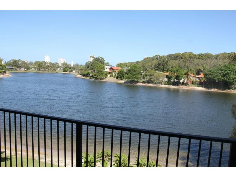 2/12 Sunbird Street, Burleigh Waters QLD 4220