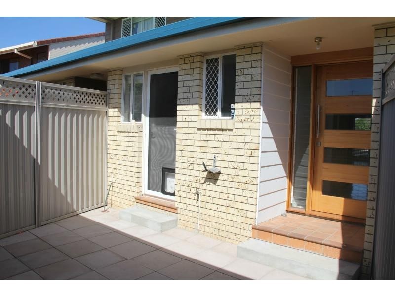 2/12 Sunbird Street, Burleigh Waters QLD 4220