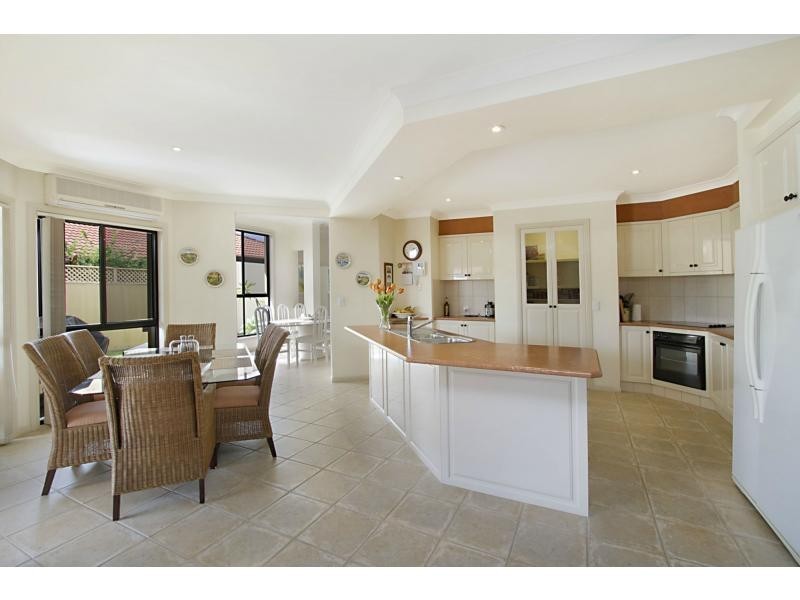 32 Shoalwater Court, Burleigh Waters QLD 4220