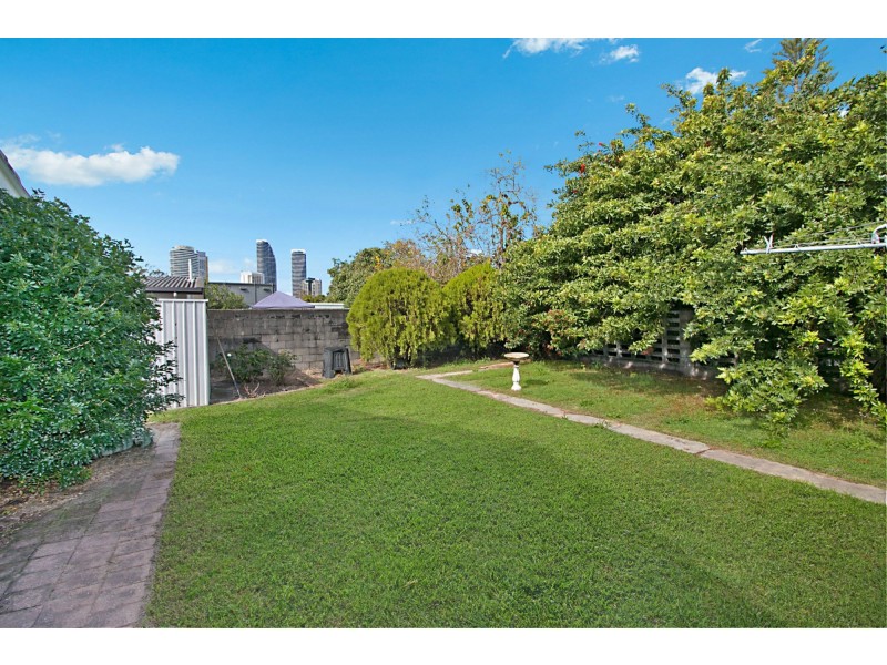 22 T E Peters Drive, Broadbeach Waters QLD 4218