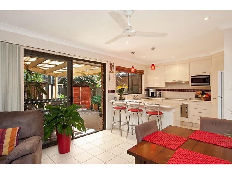2/22 Peacock Place, Burleigh Waters QLD 4220