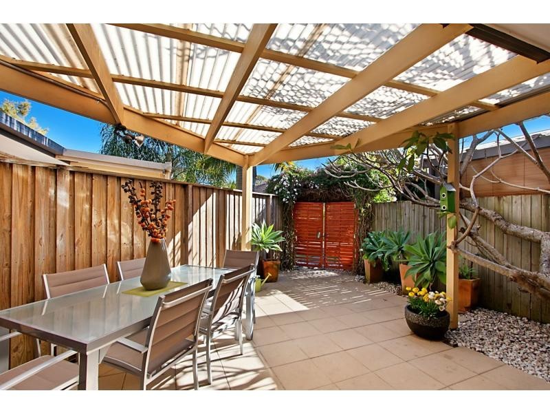 2/22 Peacock Place, Burleigh Waters QLD 4220
