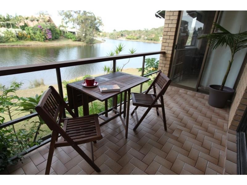 2/2 Sunbird Street, Burleigh Waters QLD 4220