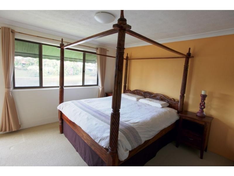 2/2 Sunbird Street, Burleigh Waters QLD 4220