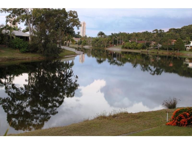 2/2 Sunbird Street, Burleigh Waters QLD 4220