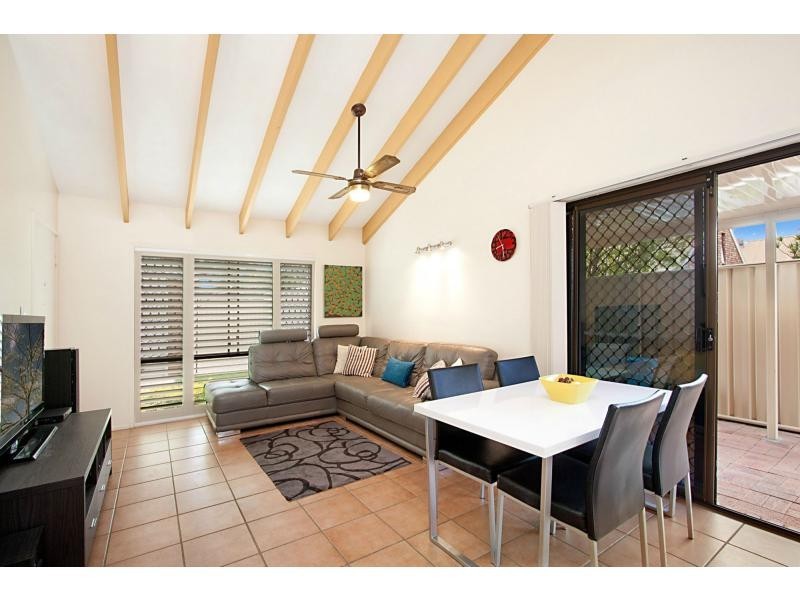 2/39 Frascott Avenue, Varsity Lakes QLD 4227