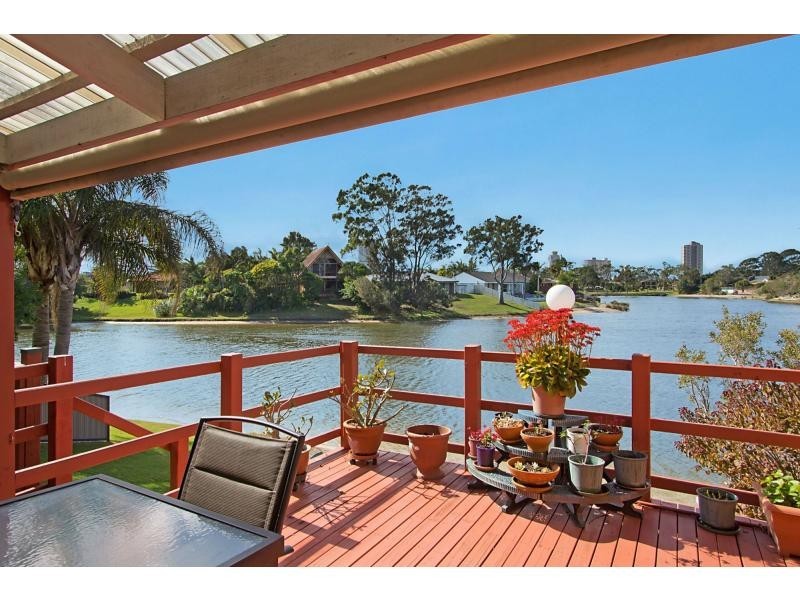 2/6 Sunbird Street, Burleigh Waters QLD 4220