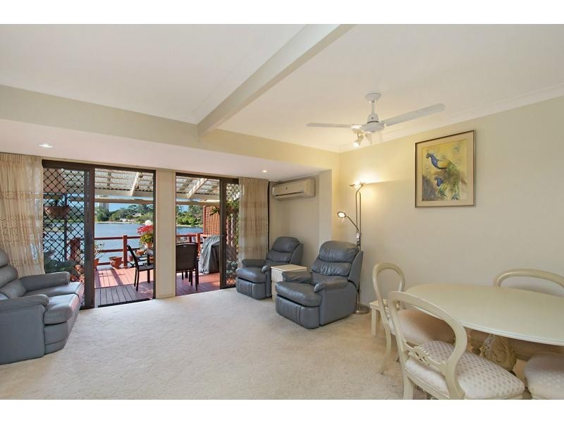 2/6 Sunbird Street, Burleigh Waters QLD 4220