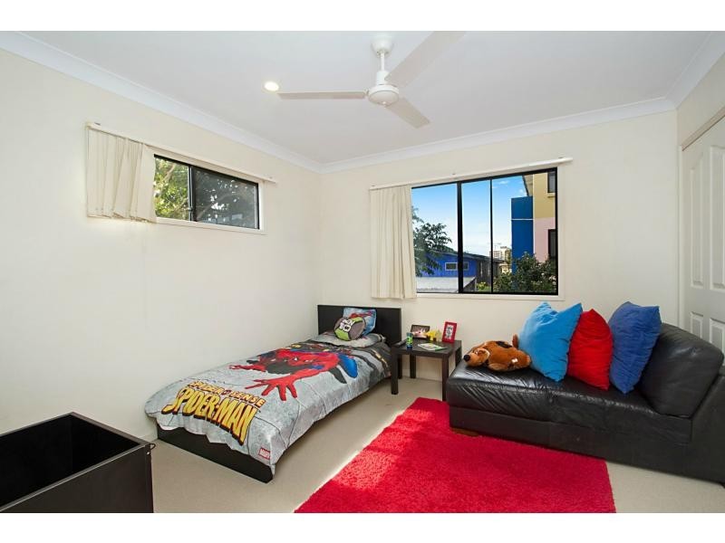 2/143 Sunshine Parade, Miami QLD 4220