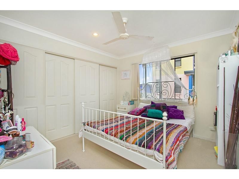 2/143 Sunshine Parade, Miami QLD 4220