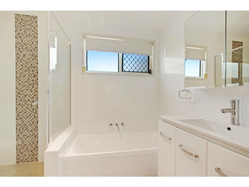 4/4 Twenty Sixth Avenue, Palm Beach QLD 4221