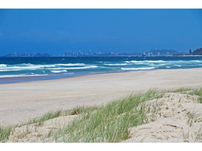 4/4 Twenty Sixth Avenue, Palm Beach QLD 4221