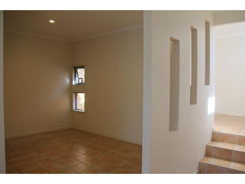 4/6 Burrabee Street, Burleigh Heads QLD 4220