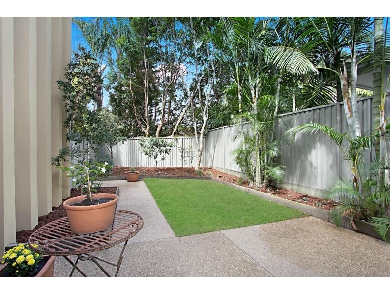 2/4 Acanthus Avenue, Burleigh Heads QLD 4220