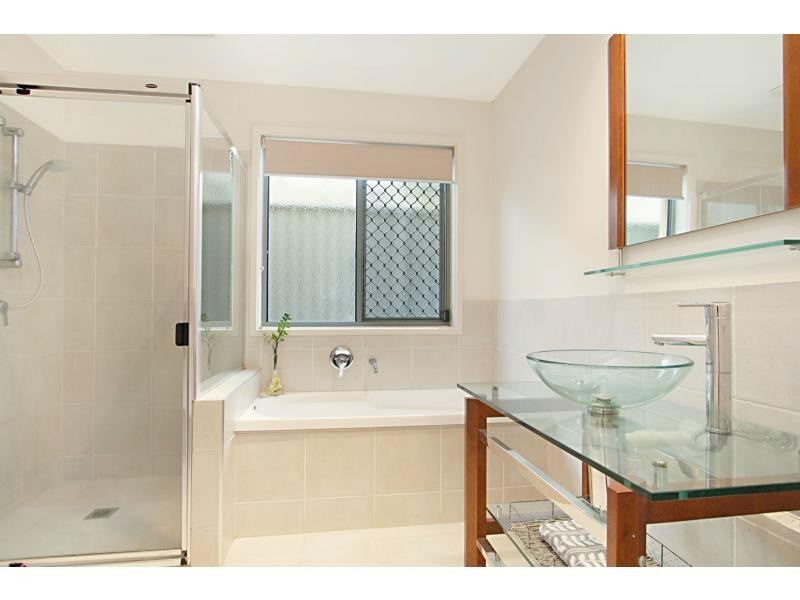 2/4 Acanthus Avenue, Burleigh Heads QLD 4220