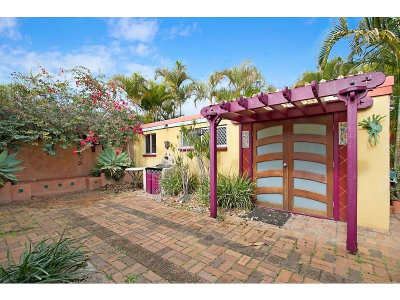 123 Allambi Avenue, Broadbeach Waters QLD 4218