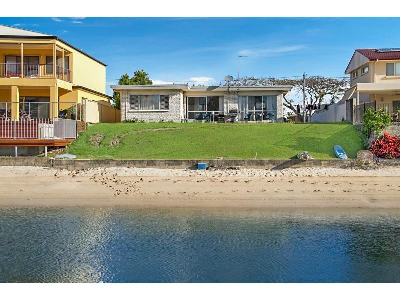 9 Bahia Court, Broadbeach Waters QLD 4218