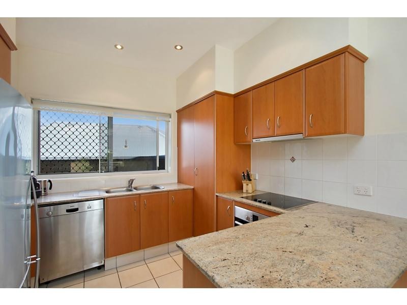 4/4 Dawn Parade, Miami QLD 4220