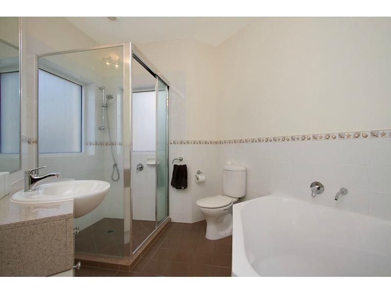 4/4 Dawn Parade, Miami QLD 4220