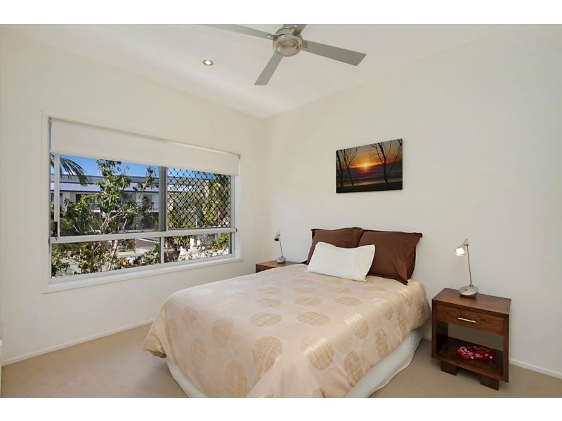 4/4 Dawn Parade, Miami QLD 4220