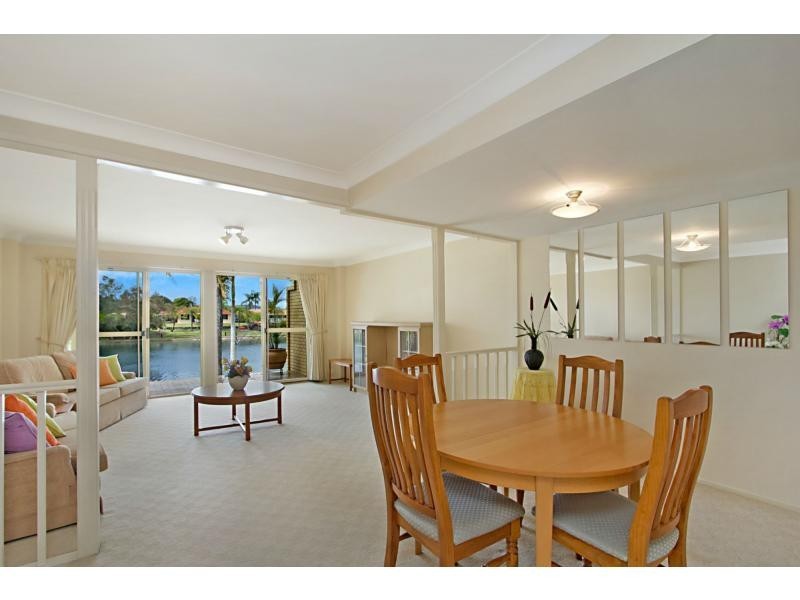 2/22 Sunbird Street, Burleigh Waters QLD 4220