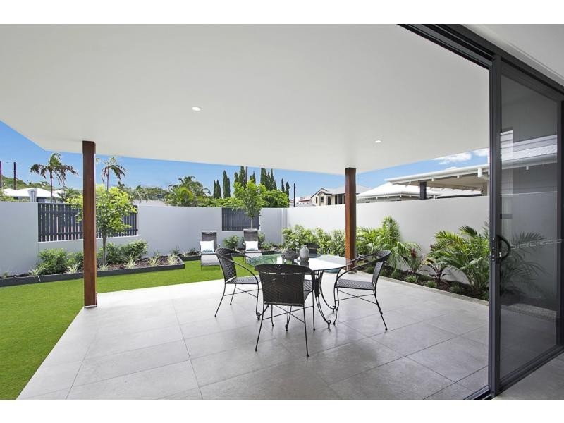 2 Mallawa Drive, Palm Beach QLD 4221