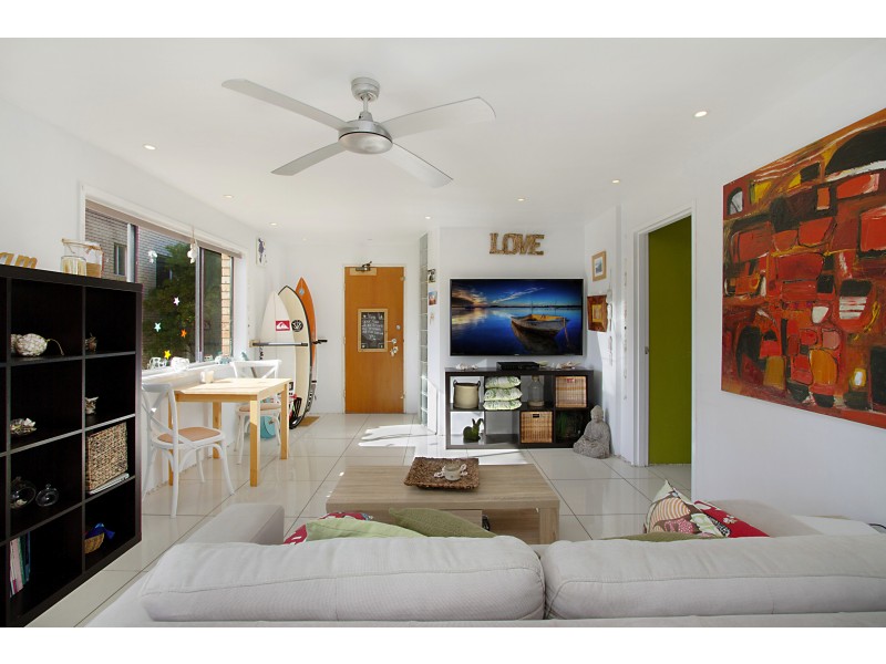 2/10 Mountain View Ave, Miami QLD 4220