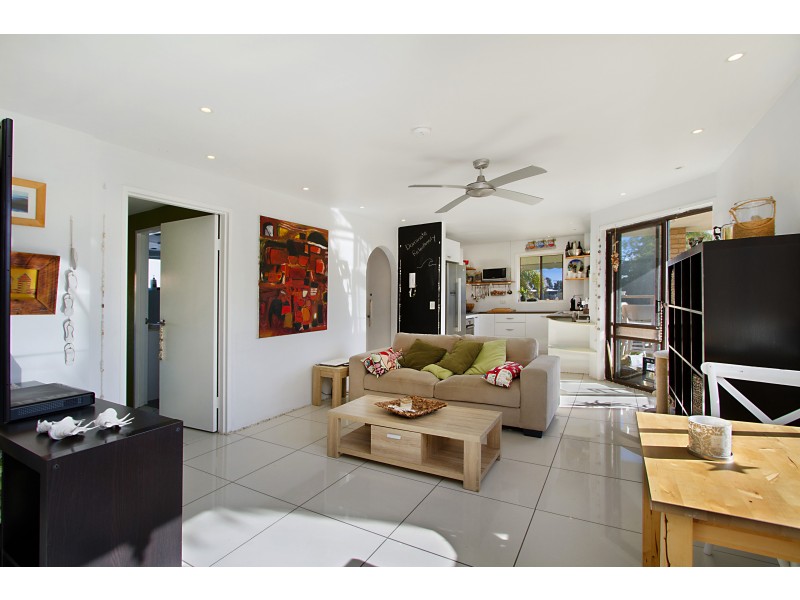 2/10 Mountain View Ave, Miami QLD 4220