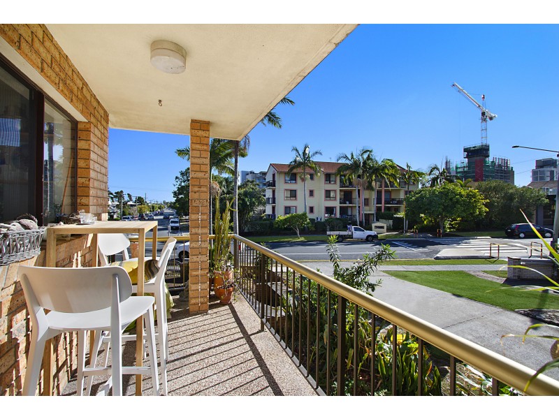 2/10 Mountain View Ave, Miami QLD 4220