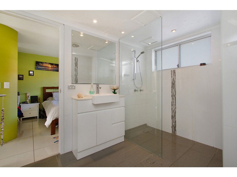 2/10 Mountain View Ave, Miami QLD 4220