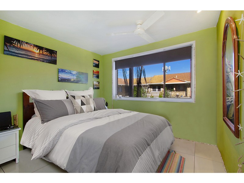 2/10 Mountain View Ave, Miami QLD 4220