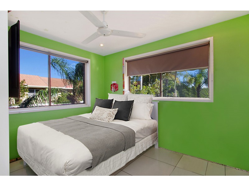 2/10 Mountain View Ave, Miami QLD 4220
