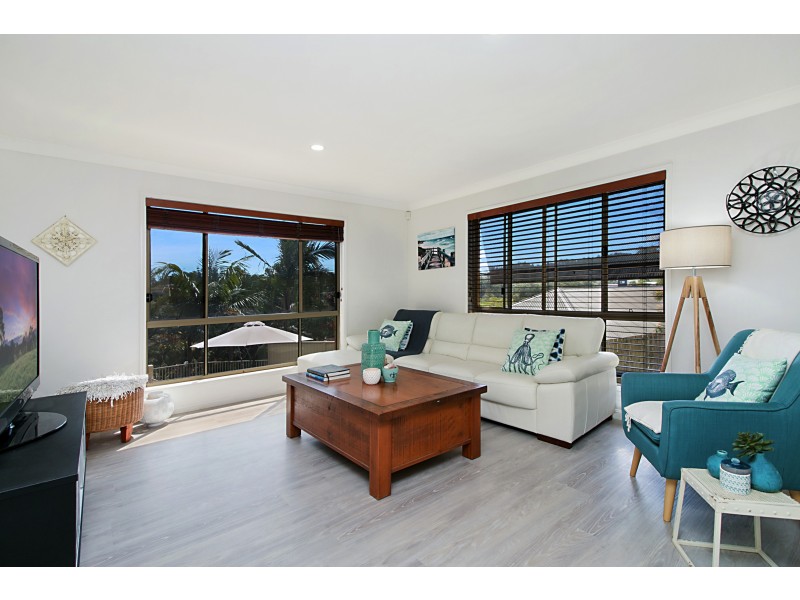 11 Tiarnna Cl, Burleigh Heads QLD 4220