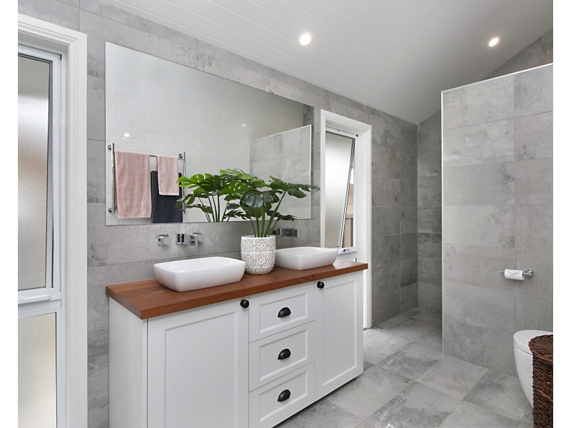 5 Barwon St, Burleigh Waters QLD 4220