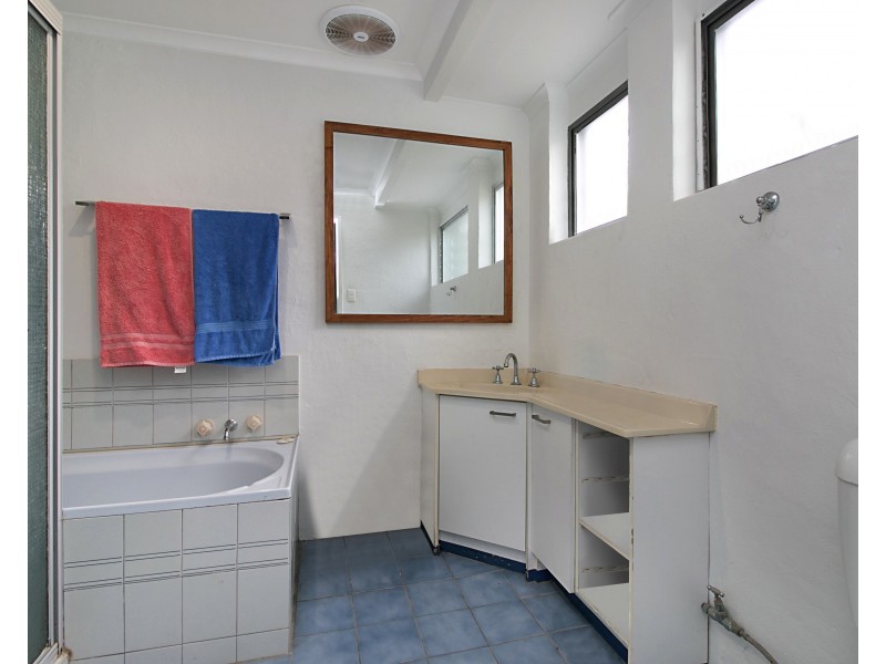 2/28 Djerral Ave, Burleigh Heads QLD 4220