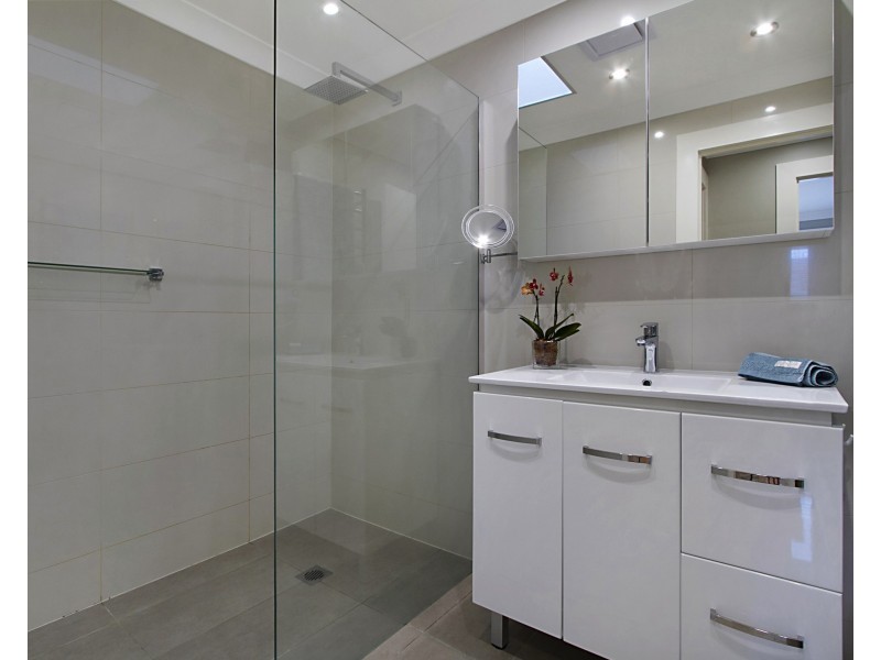 1/5 Sunbird St, Burleigh Waters QLD 4220