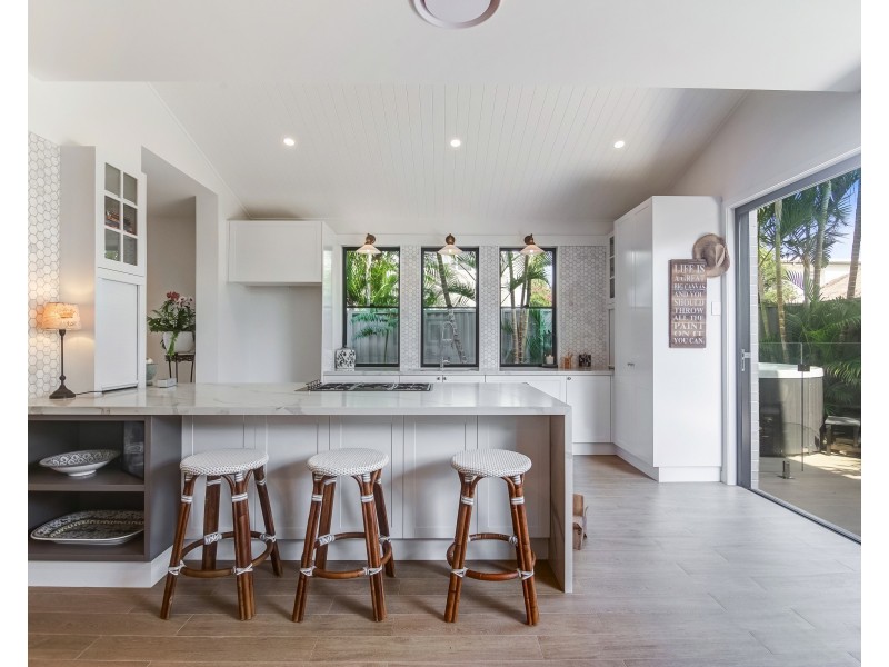 10 Acanthus Avenue, Burleigh Heads QLD 4220