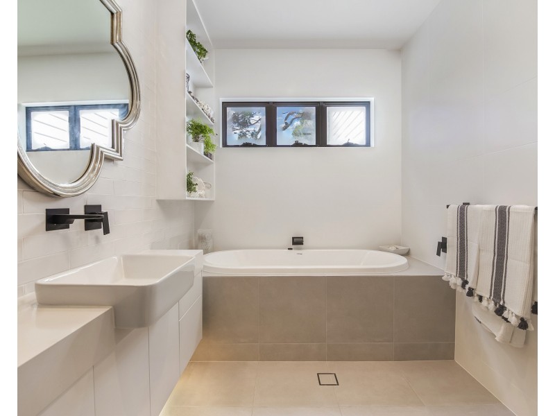10 Acanthus Avenue, Burleigh Heads QLD 4220