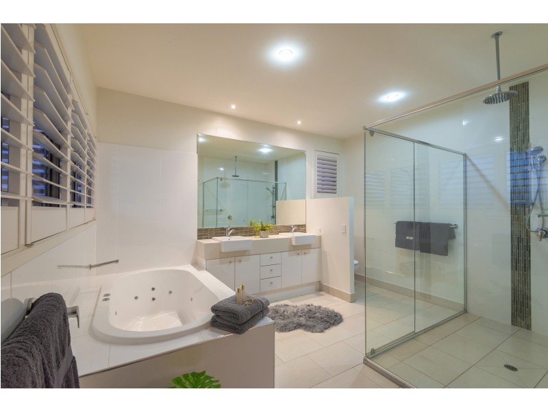 16 Anchorage Cct, Twin Waters QLD 4564