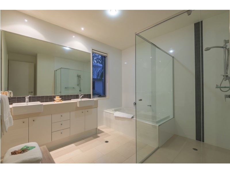 16 Anchorage Cct, Twin Waters QLD 4564