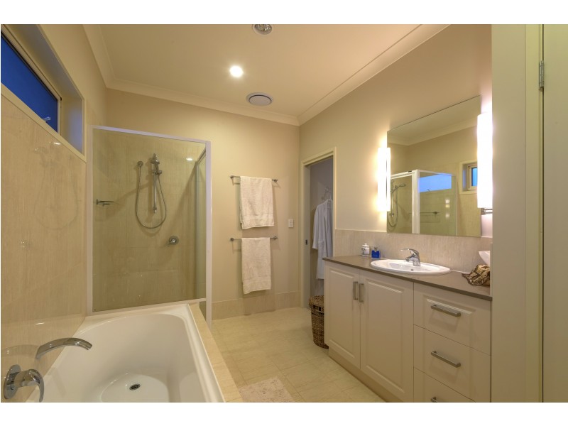 35 Baywater Dr, Twin Waters QLD 4564