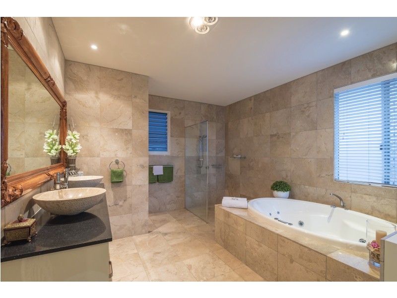 77 Prestwick Dr, Twin Waters QLD 4564