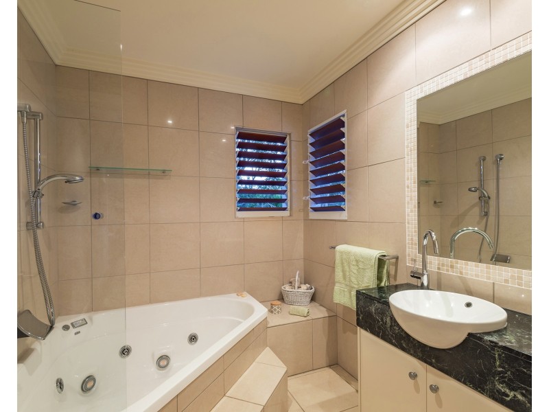 8 Baker-finch Pl, Twin Waters QLD 4564