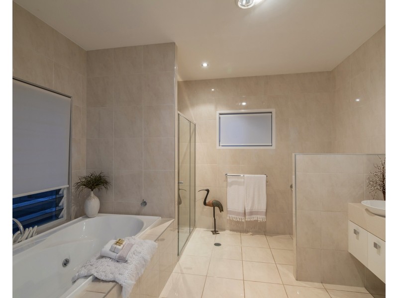 22 Hetherington Dr, Twin Waters QLD 4564