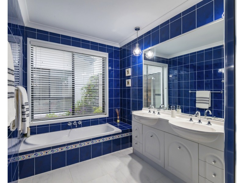 6 Sunview Dr, Twin Waters QLD 4564