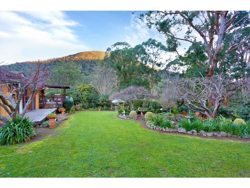 8 – 10 Lincoln Road, Warburton VIC 3799