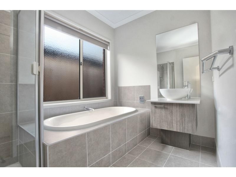 42 Aylesbury Boulevard, Doreen VIC 3754