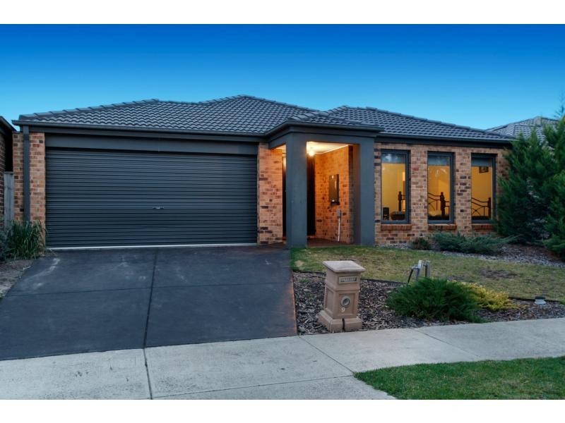 98 William Thwaites Boulevard, Cranbourne North VIC 3977